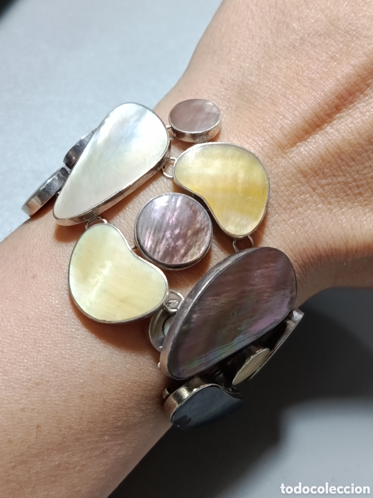 Joyeria: Pulsera ancha de plata de ley y nacar.