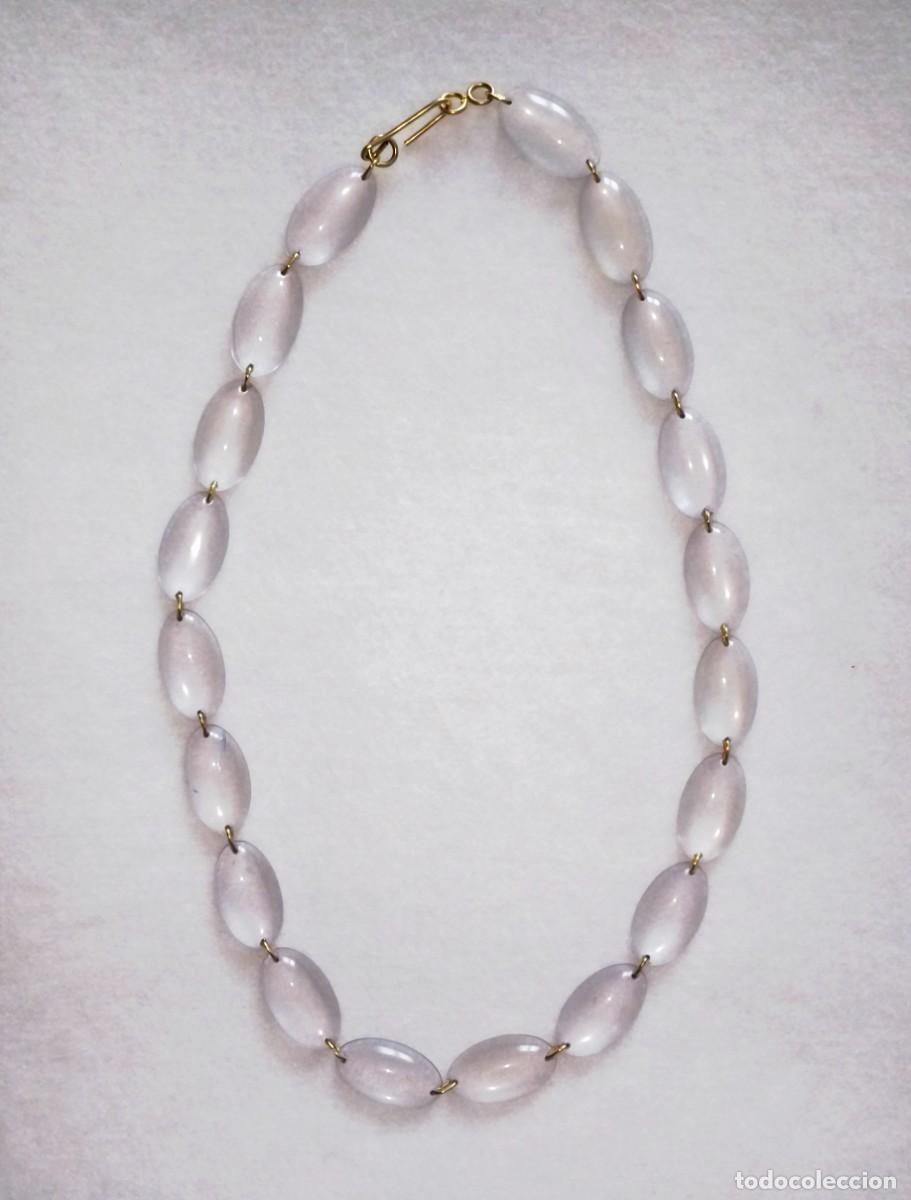 Joyeria: COLLAR LARGO DE GRANDES CUENTAS TRANSPARENTES DE PLASTICO Y CIERRE DORADO.