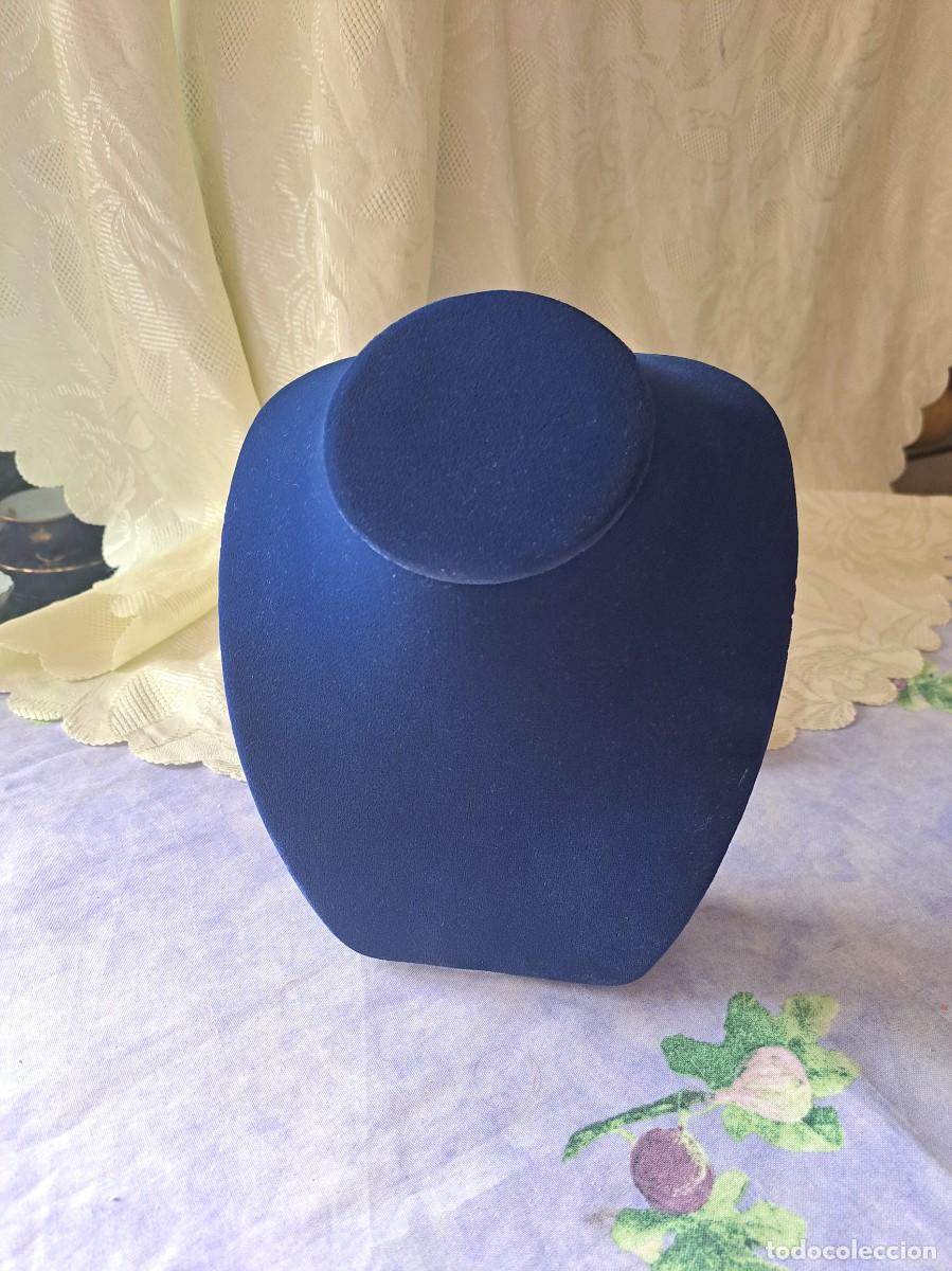 Joyeria: Busto femenino para exponer collares, forrado de terciopelo azul.