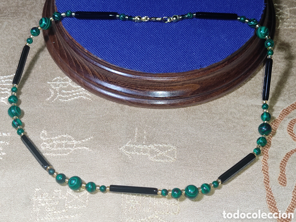 Joyeria: Collar de Malaquita y tubos de vidrio negro.Vintage.