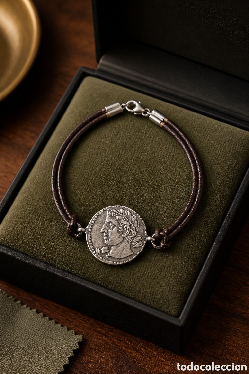 Joyeria: Pulsera con dise&ntilde;o inspirado en una moneda romana antigua, con detalles elaborados.