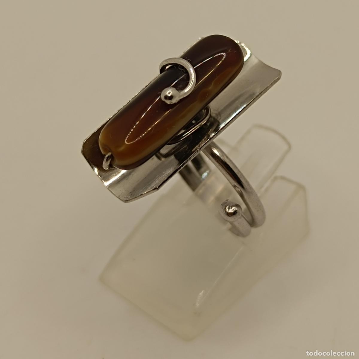 Joyeria: Peculiar sortija de dise&ntilde;o en plata Italiana contrastada con piedra color &aacute;mbar.