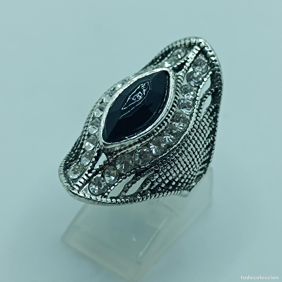 Joyeria: Gran anillo de dise&ntilde;o lanzadera ancho con acabados en plata, circonitas y s&iacute;mil de azabache.