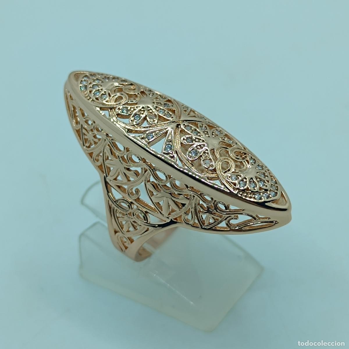 Joyeria: Espectacular anillo ancho de corte modernista con acabados en oro y circonitas talla brillante.