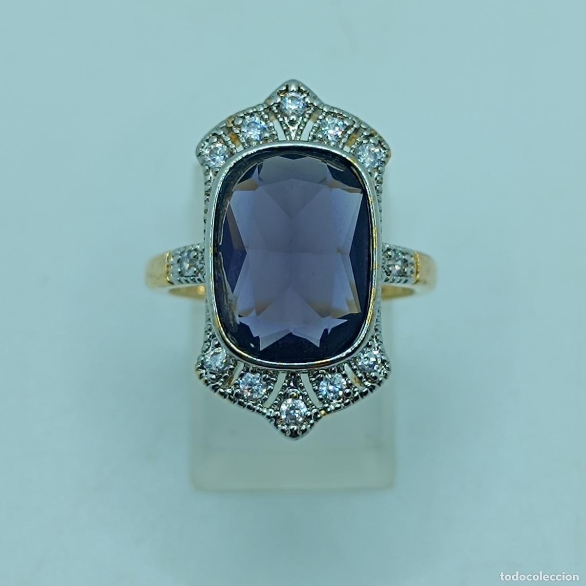 Joyeria: Exquisita sortija de corte marquesa con acabados en oro blanco y amarillo, circonitas y amatista.