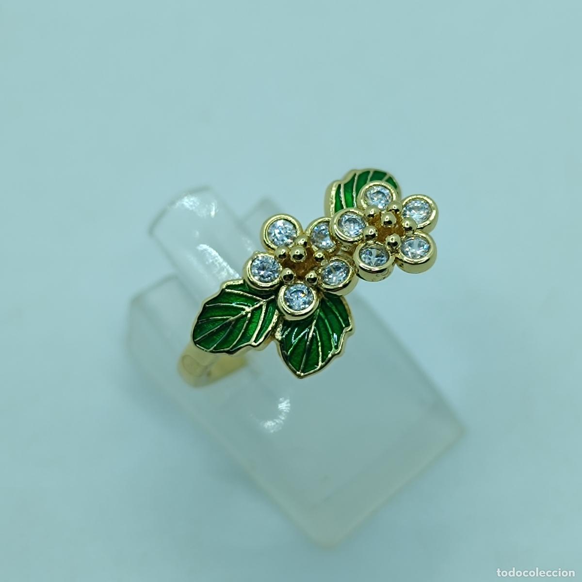 Joyeria: Original sortija de corte vintage con acabados en oro de 14k, esmaltes y flores de circonitas.