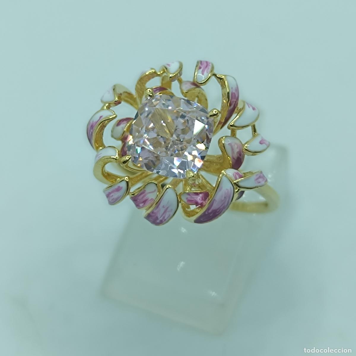 Joyeria: Maravillosa sortija de flor crisantemo en plata chapada en oro 18k, kunzita y esmaltes al fuego.