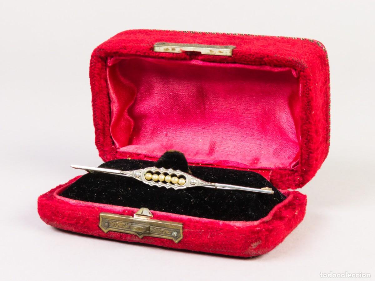 Joyeria: Estuche forrado en terciopelo interior seda broche o alfiler de corbata plata Art Dec&oacute; hacia 1920
