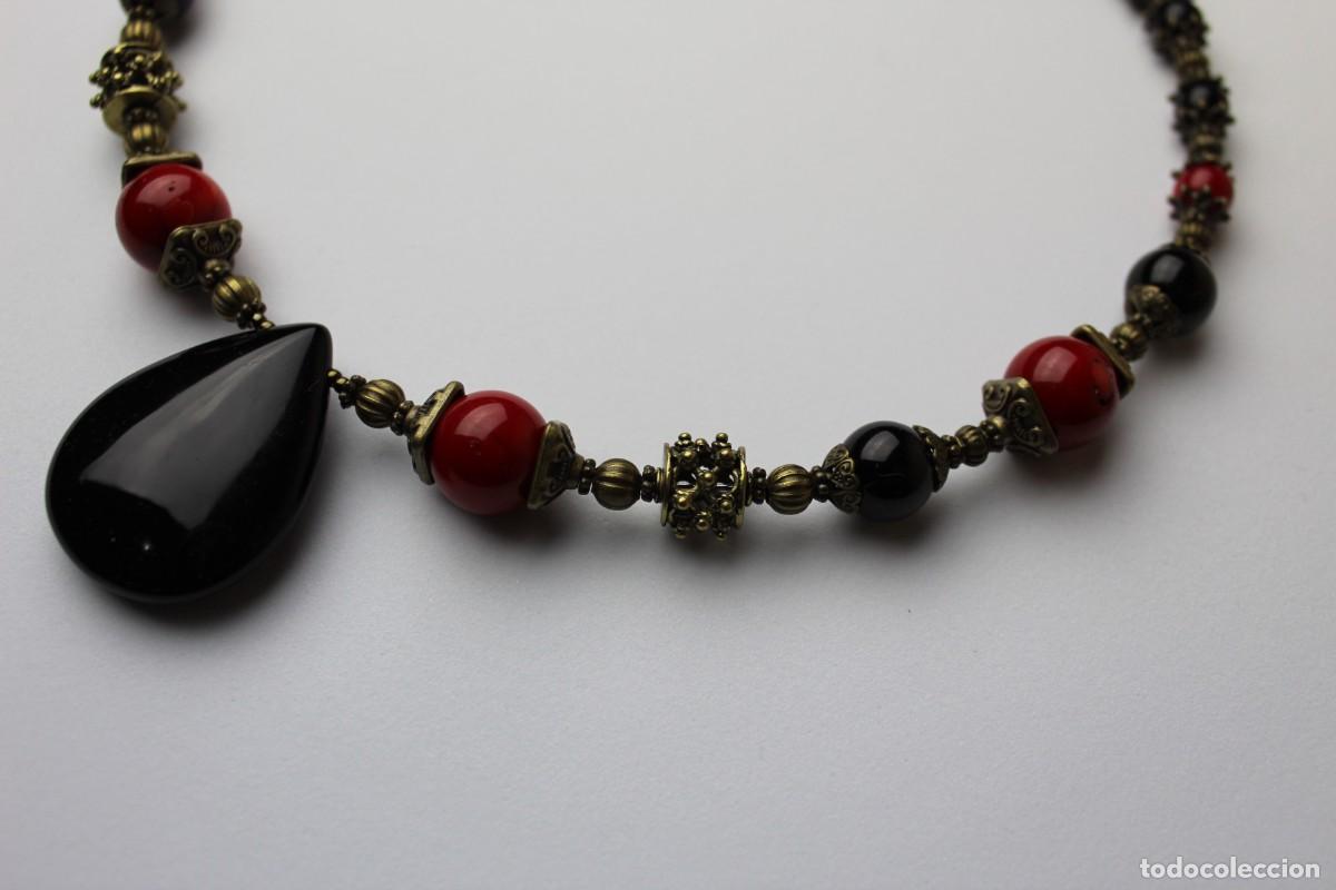 Joyeria: gargantilla con piedras y coral rojo
