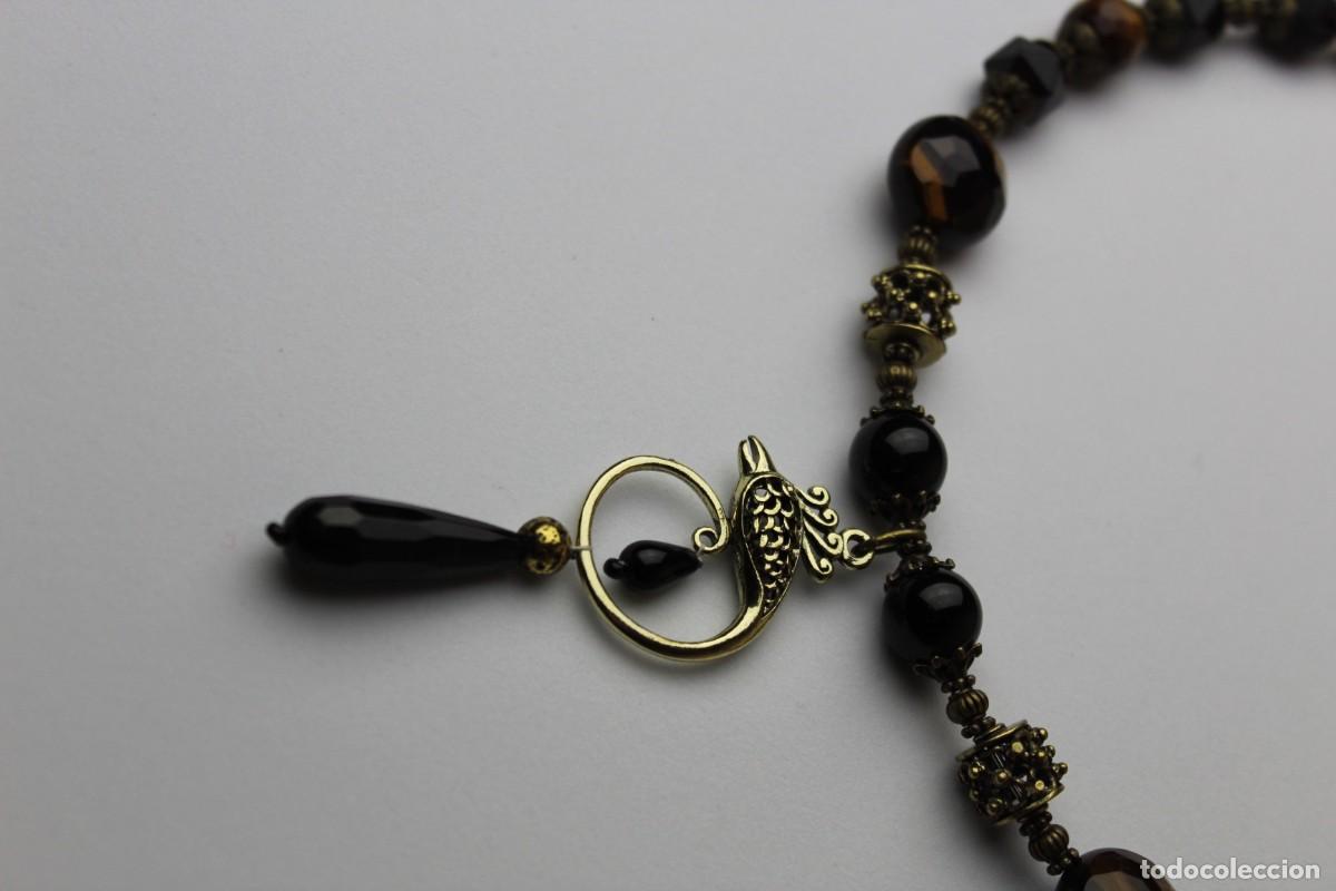 Joyeria: gargantilla con piedras de ojo de tigre