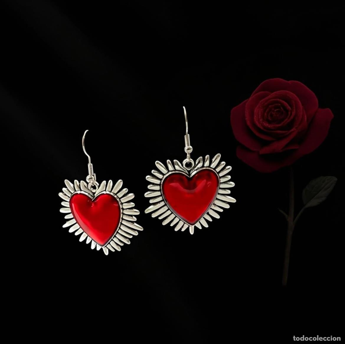 Joyeria: Pendientes con coraz&oacute;n rojo y plateado de estilo g&oacute;tico, alternativo, punk.