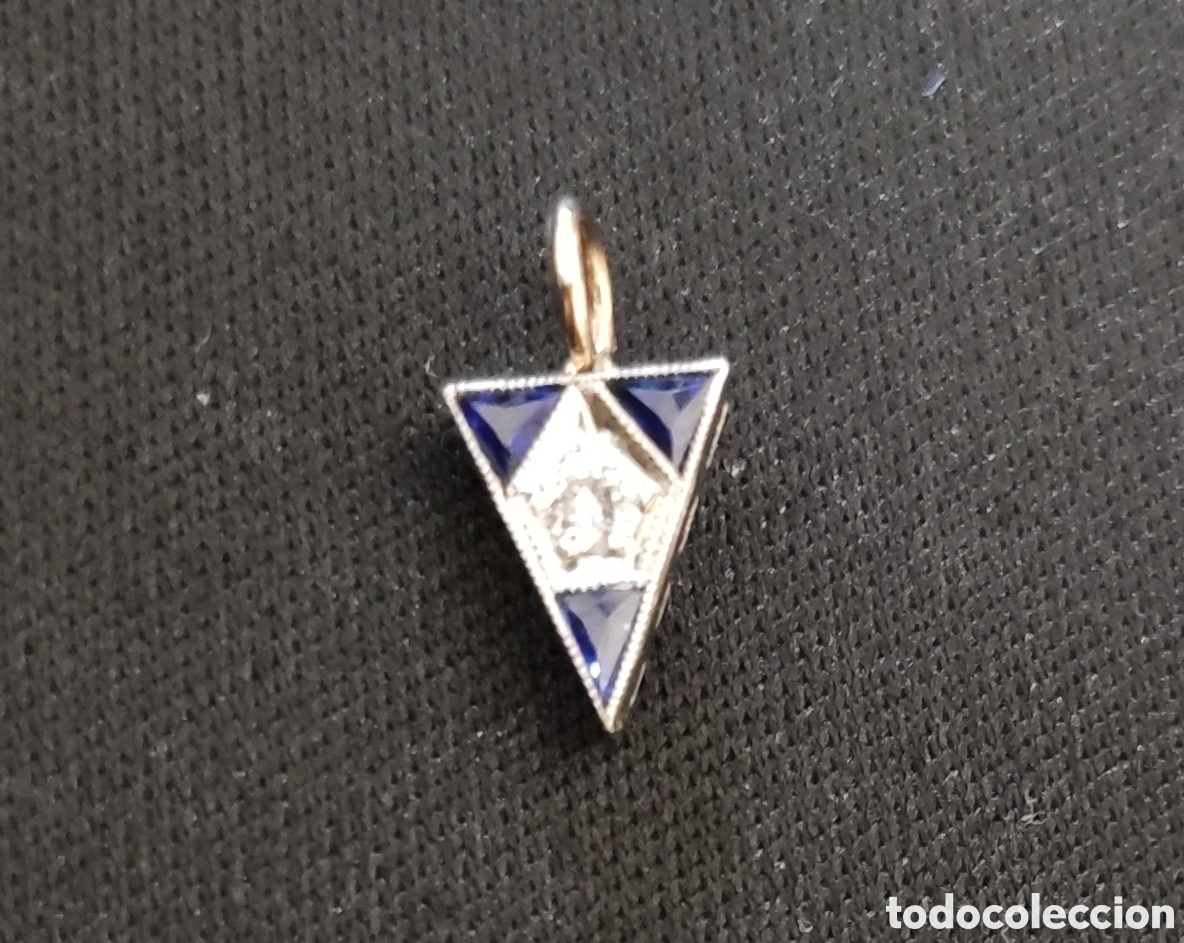 Joyeria: Colgante. Art Dec&oacute;. Tri&aacute;ngulo. Oro 18K. Brillante. Zafiros.