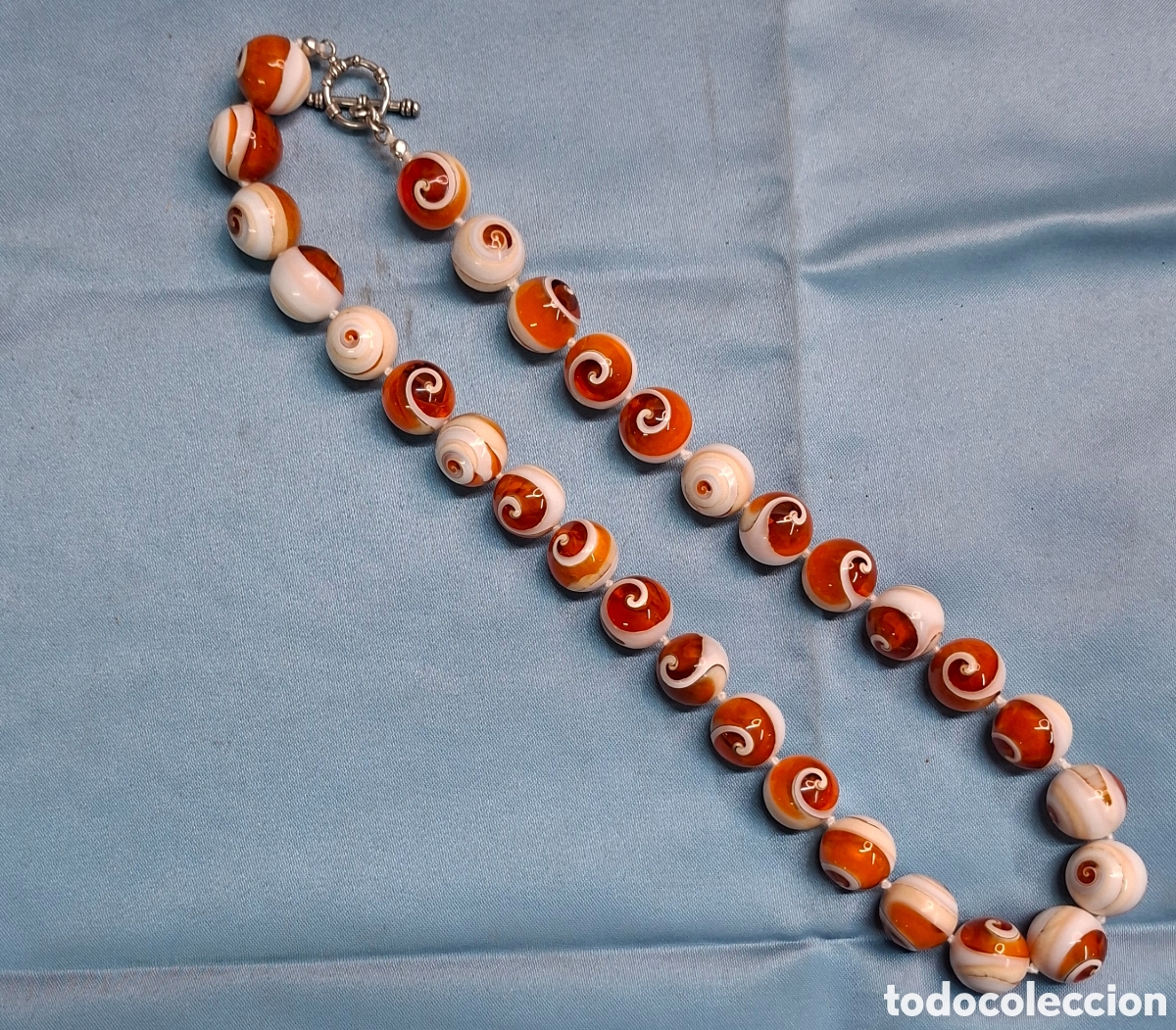 Joyeria: Collar artesanal de caracolas, resina y cierre de plata