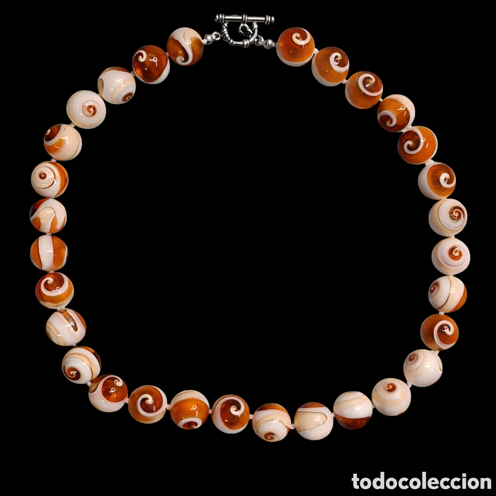 Joyeria: Collar artesanal de caracolas, resina y cierre de plata