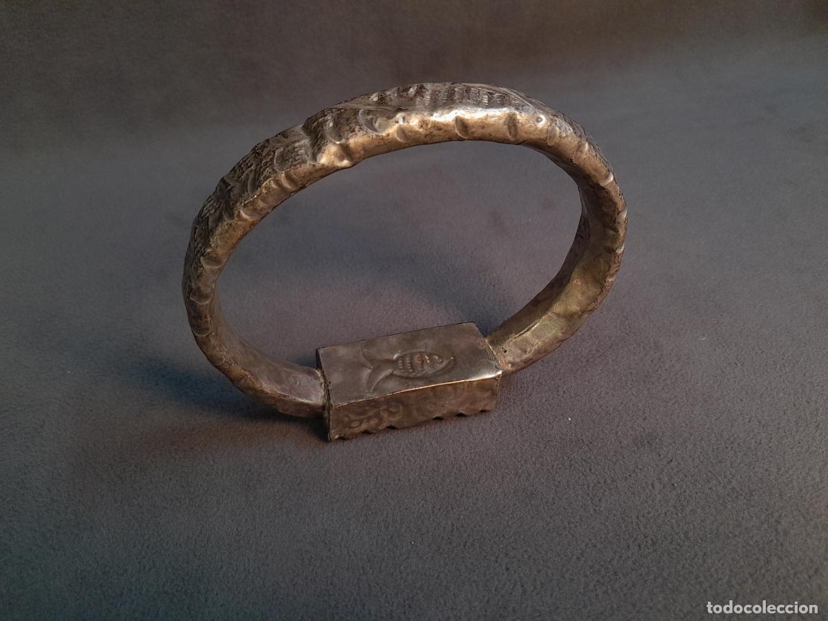 Schmuck: J-4416. BRAZALETE &Eacute;TNICO R&Iacute;GIDO DE PLATA CON DECORACI&Oacute;N INCISA. SIGLO XX