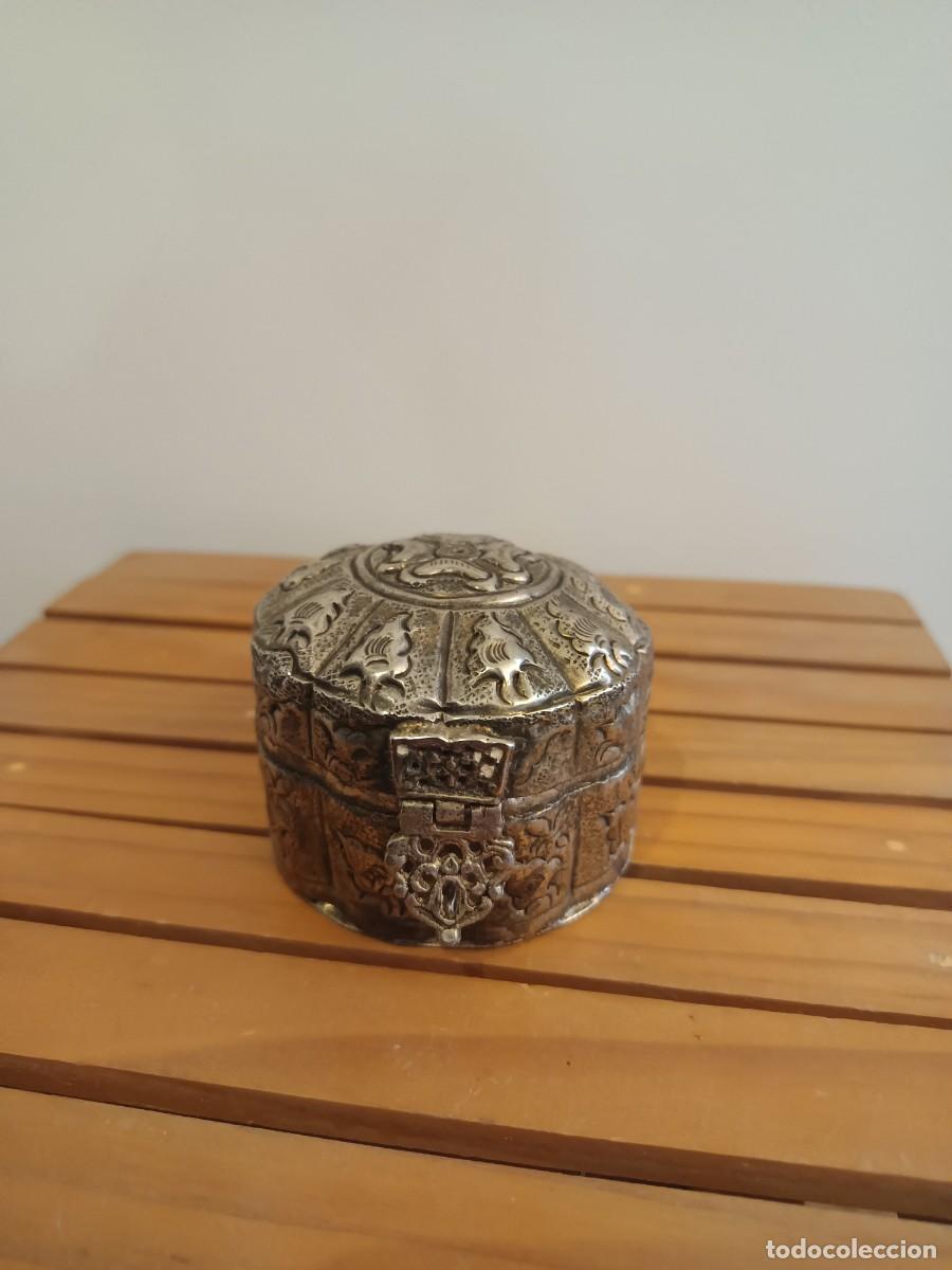 Joyeria: Caja de joyer&iacute;a antigua de estilo oriental hecha de metal plateado con detalles repujados