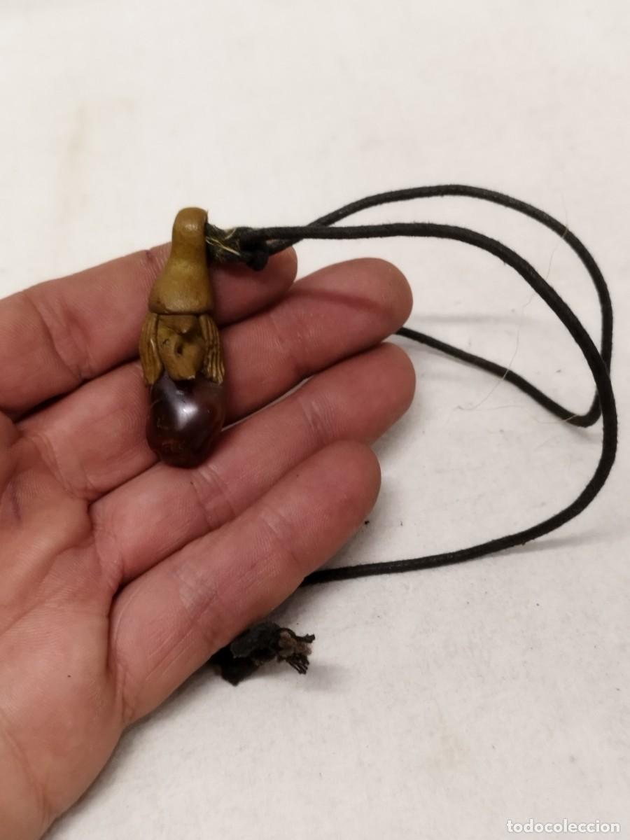 Joyeria: Antiguo colgante, amuleto de una bruja con piedra, mineral a identificar.