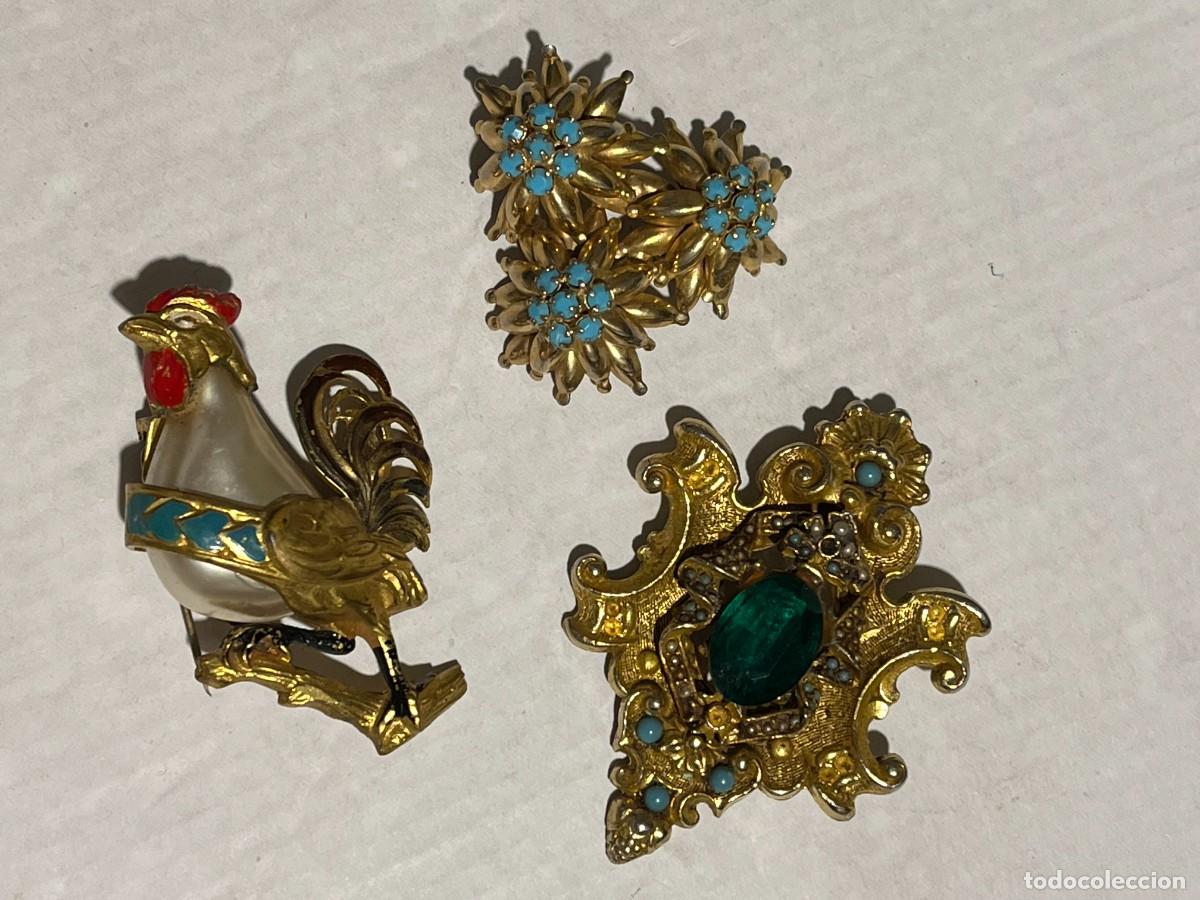 Joyeria: Lote de 3 grandes broches retro vintage dorados con piedras.Gallo y flores
