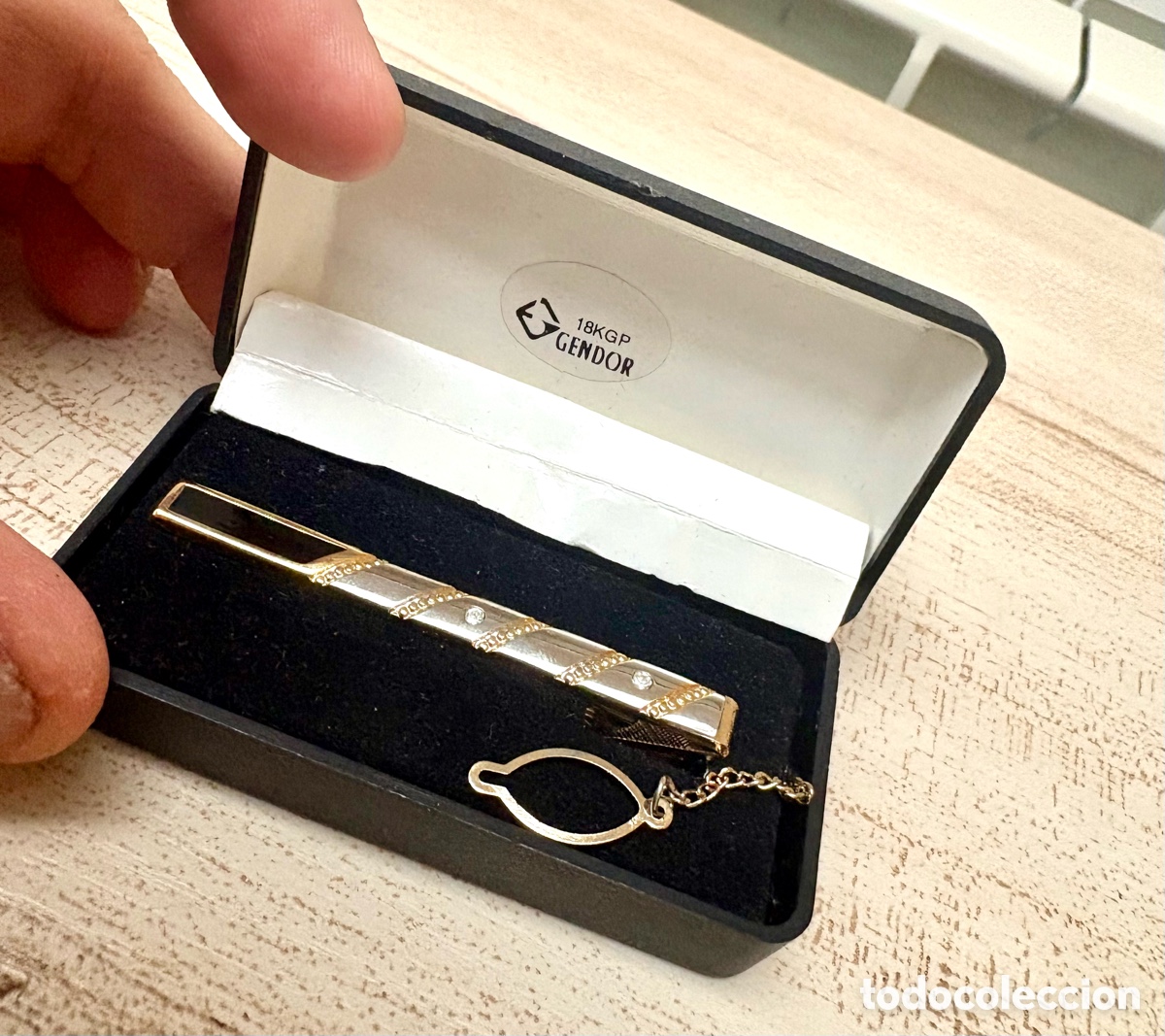 Joyeria: Elegante Pasador de Corbata Zhao Shi &ndash; Acabado Dorado con Cadena de Seguridad