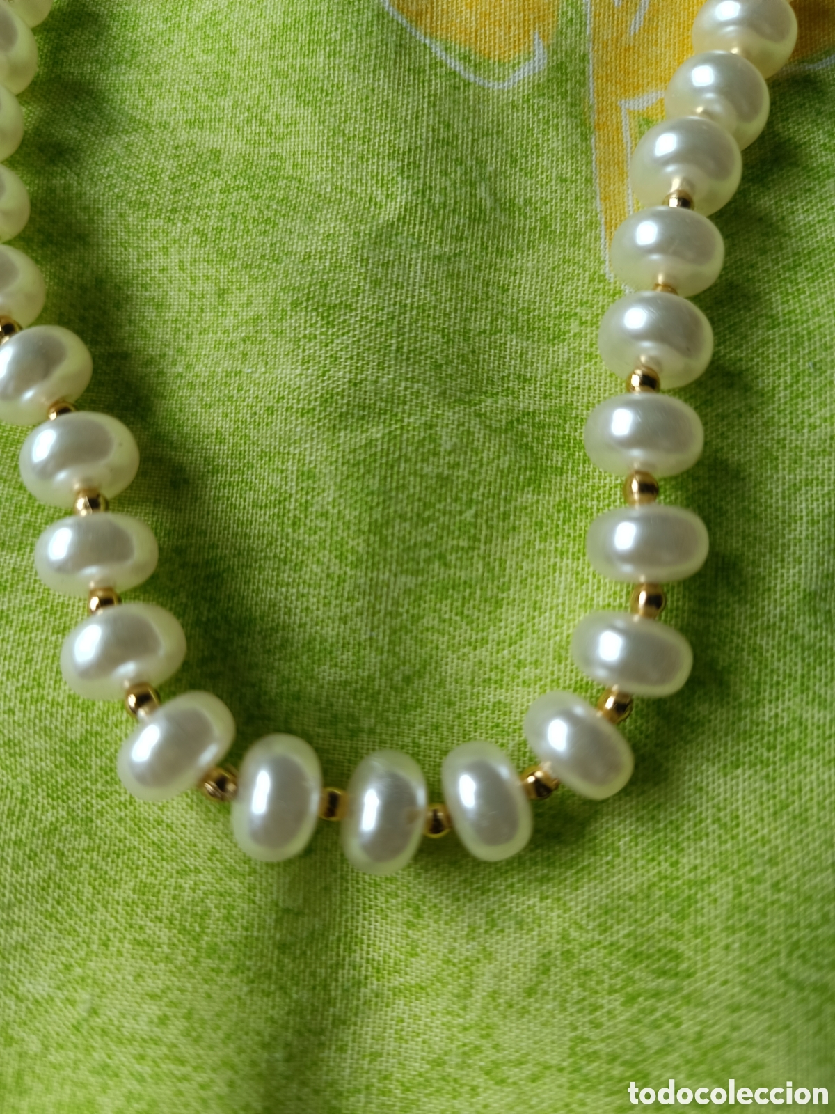 Joyeria: Collar de perlas con detalles dorados