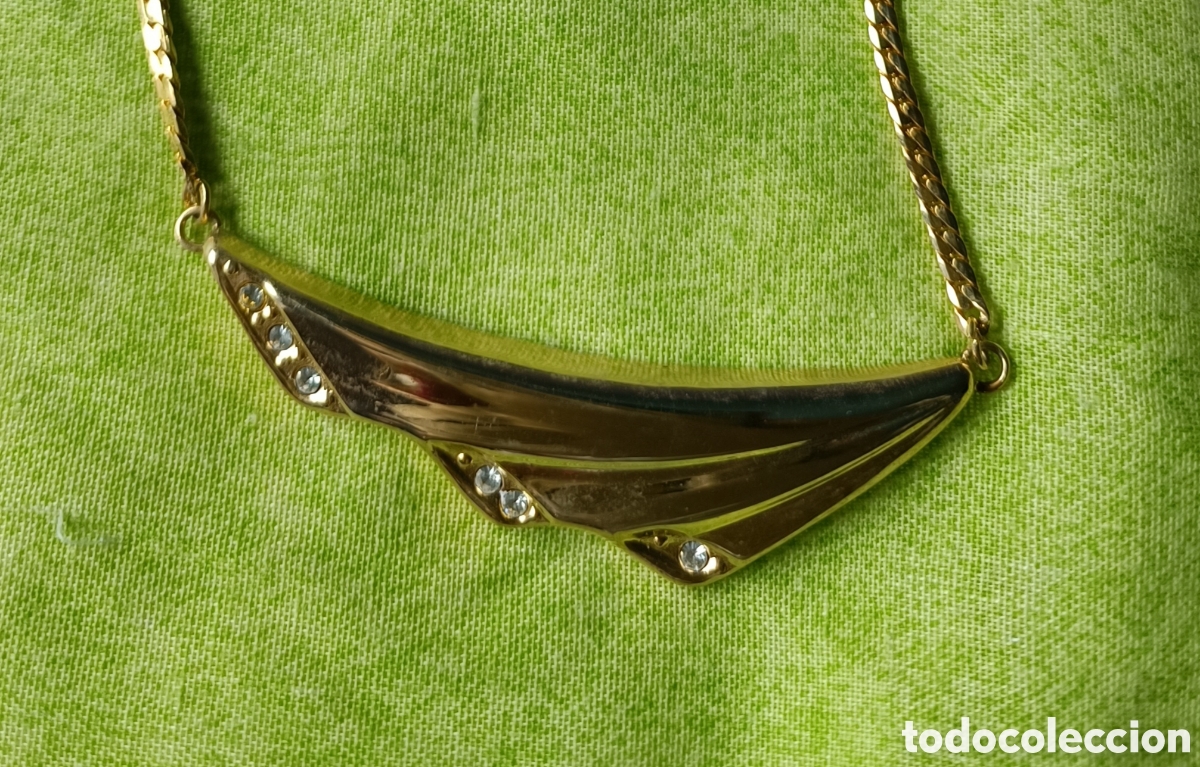 Joyeria: Collar dorado con un colgante ondulante
