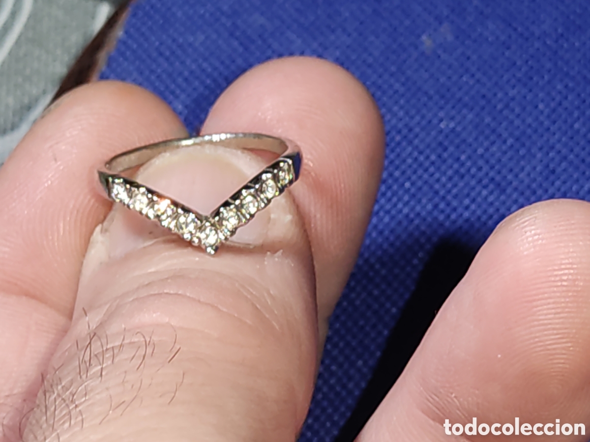 Joyeria: Bonito anillo de compromiso plateado con cristalitos o circonitas.