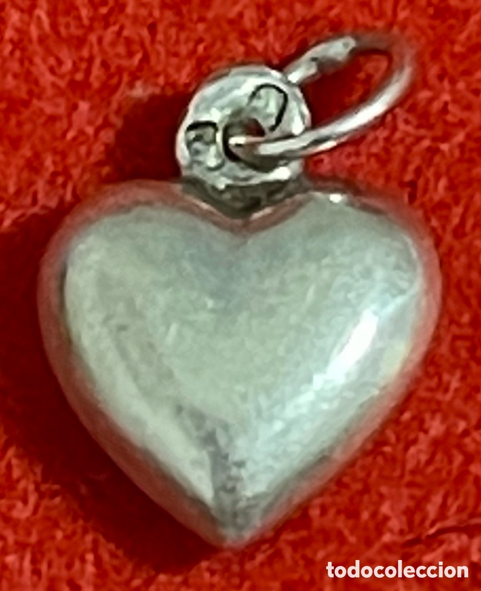 Joyeria: Simp&aacute;tico colgante en forma de coraz&oacute;n en plata de ley contrastada.