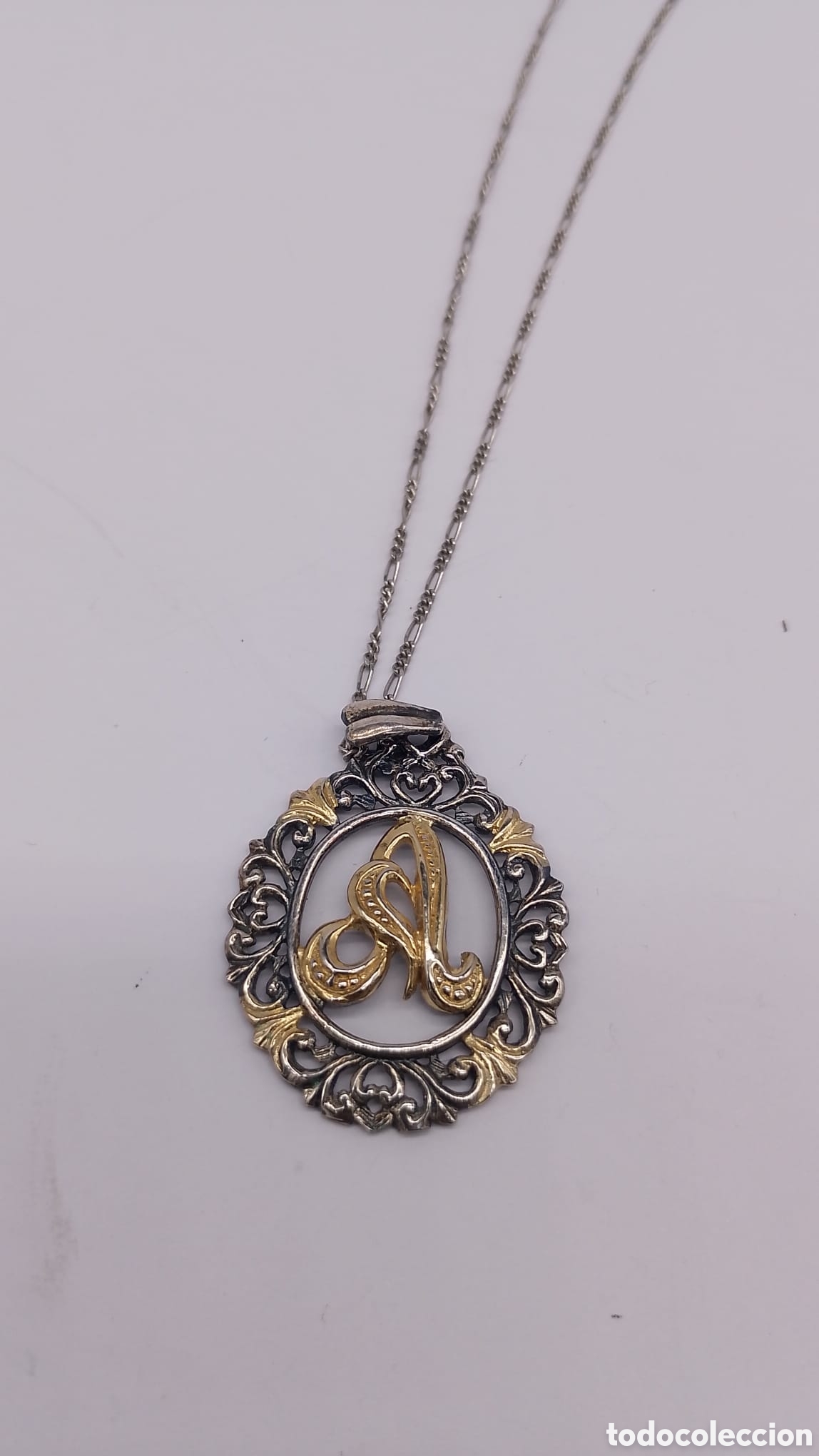 Joyeria: Collar colgante con letra A en plata y oro.