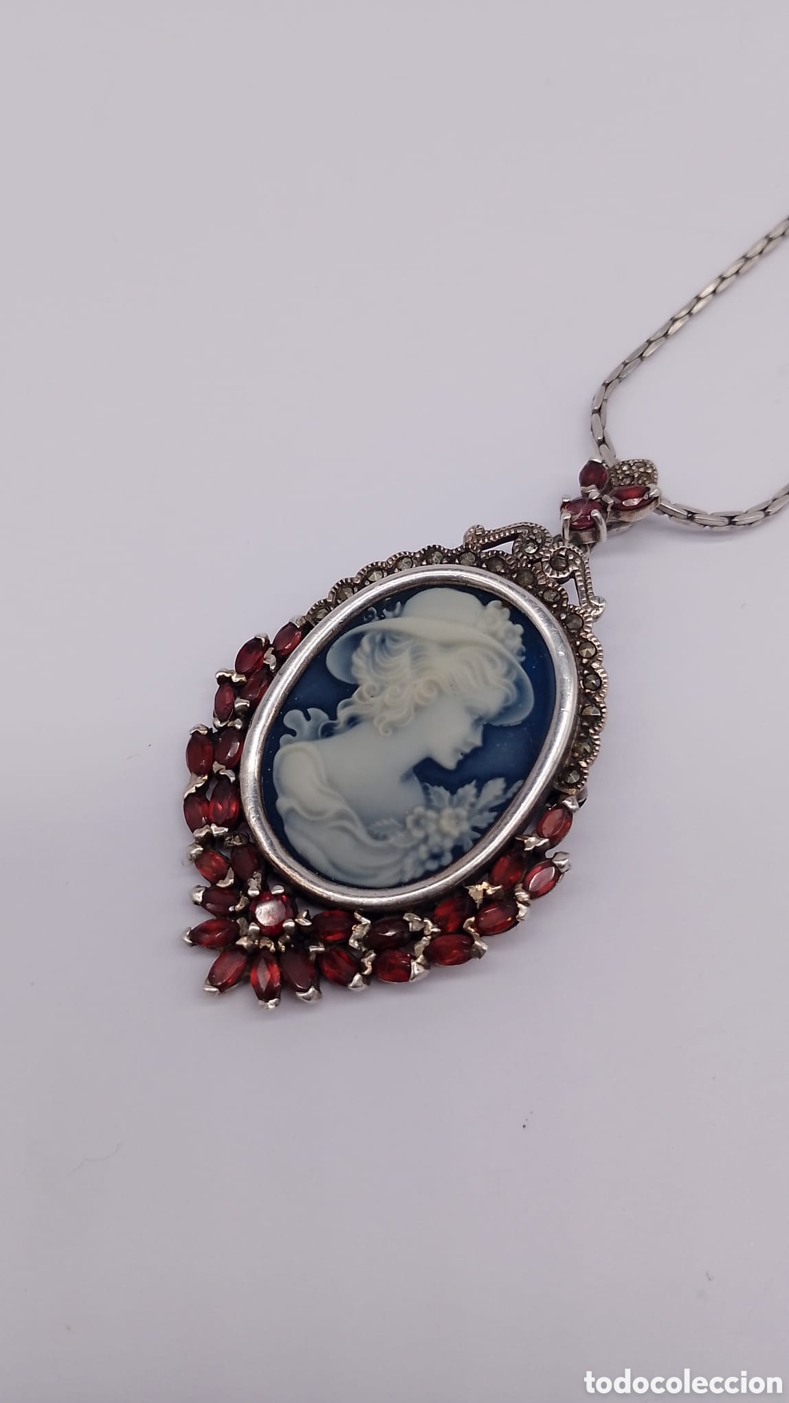 Joyeria: Collar con Camacho de fondo azul, plata, granates y marquesitas.