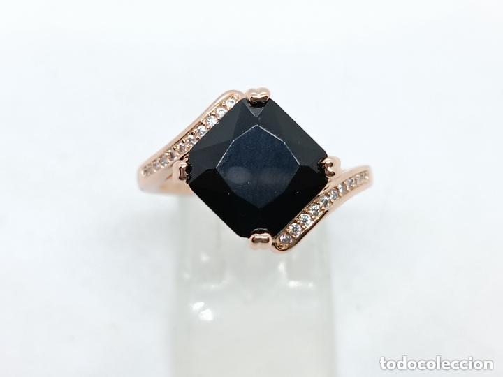 Joyeria: Elegante anillo en oro con circ&oacute;n negro engastado en garras