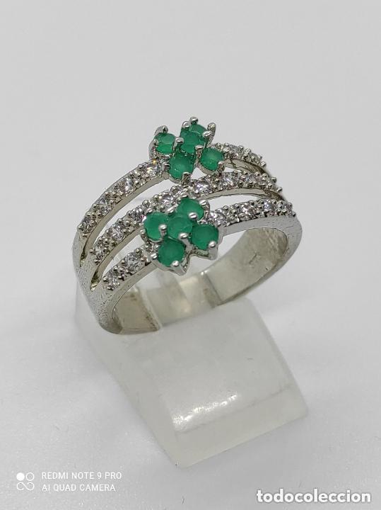 Joyeria: Precioso anillo en plata de ley con s&iacute;mil de esmeraldas en forma de flor