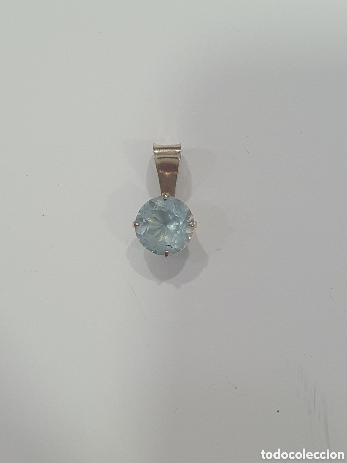 Joaillerie: Colgante en oro macizo de 9K .375 y piedra azul. (L127)