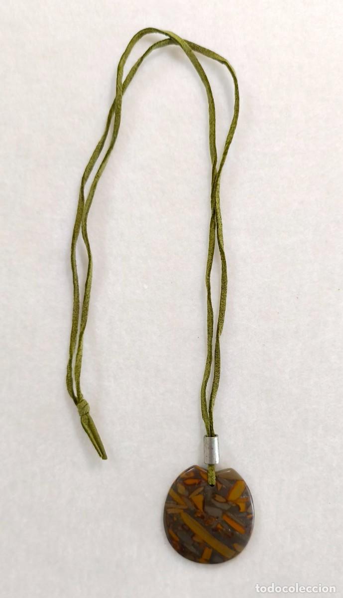 Joyeria: COLLAR CON PIEDRA OVALADA EN TONOS MARRONES, CUENTA DE PLATA Y CORD&Oacute;N DE PIEL COLOR VERDE.
