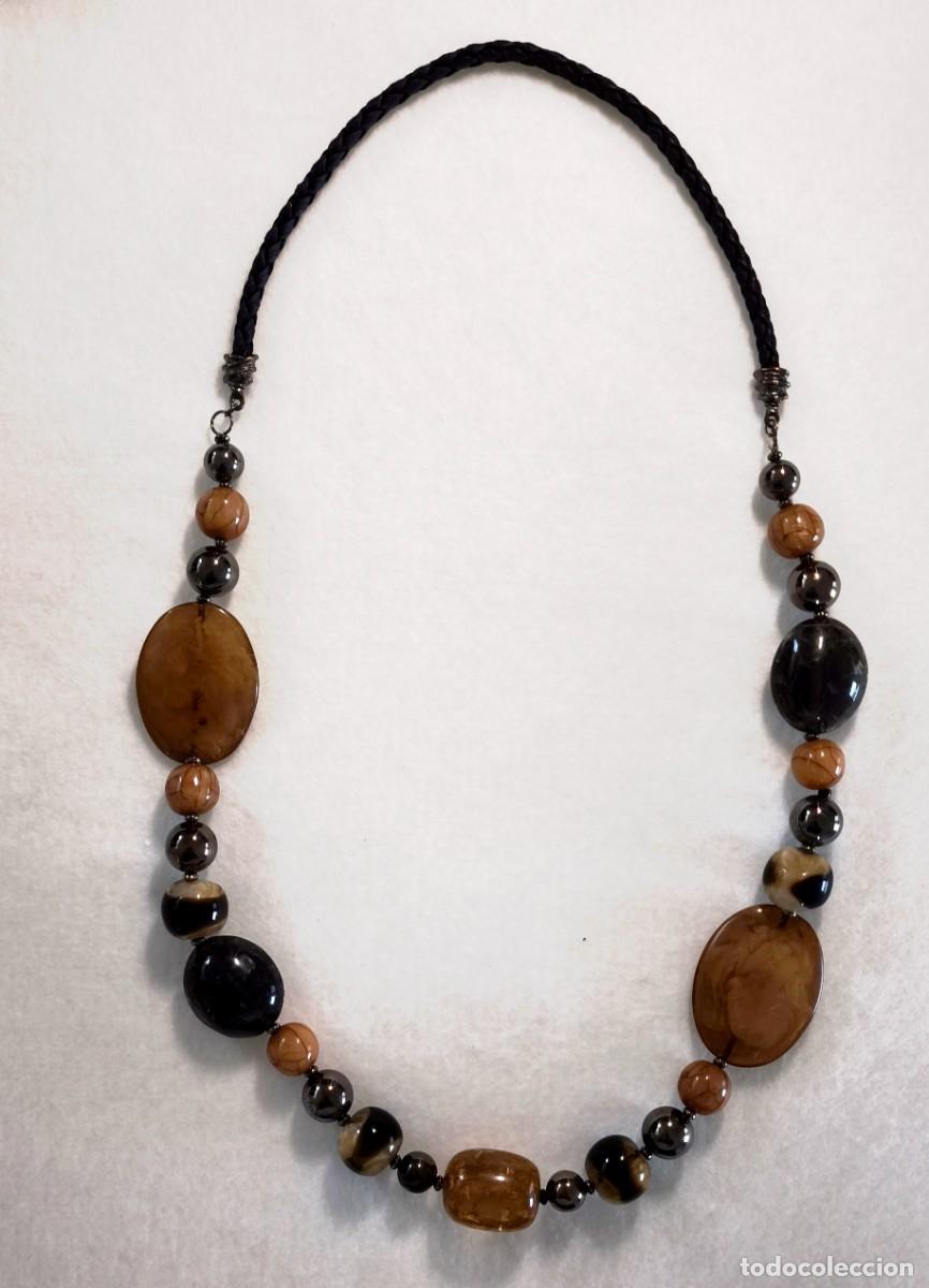 Joyeria: COLLAR DE PIEDRAS DE IMITACI&Oacute;N CON CORD&Oacute;N DE PIEL TRENZADA.