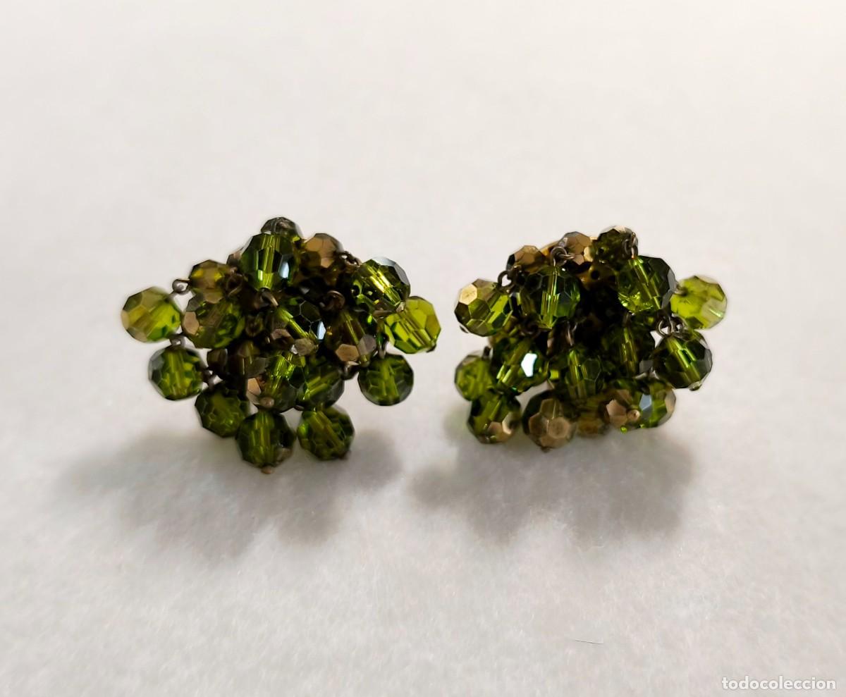 Joyeria: PENDIENTES DE CLIP CON CUENTAS BIC&Oacute;NICAS DE SWAROVSKI EN TONOS VERDES CON REFLEJOS IRIDISCENTES.