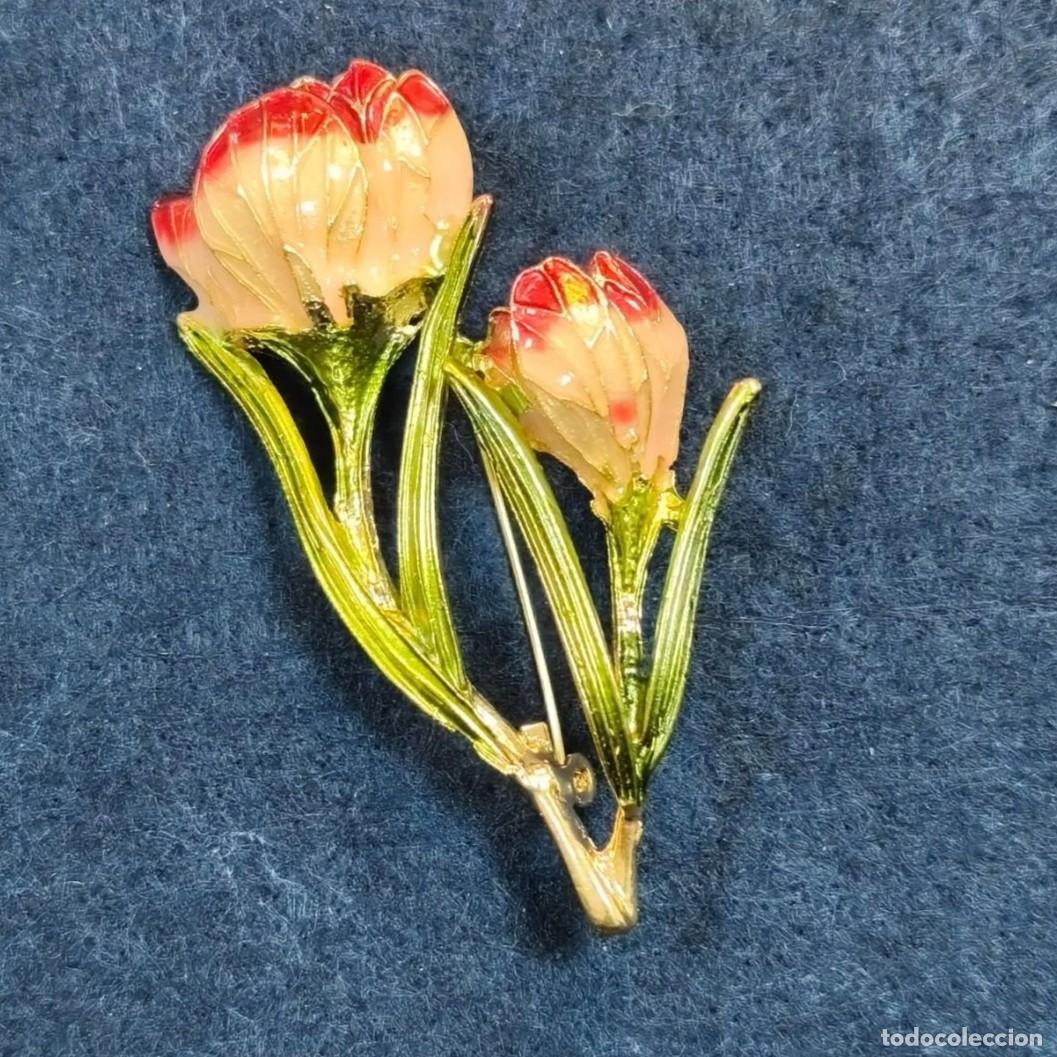 Joaillerie: BROCHE CON RAMO DE FLORES DE ALPACA DORADA ESMALTADA. MED. 7 X 4,5 CMS