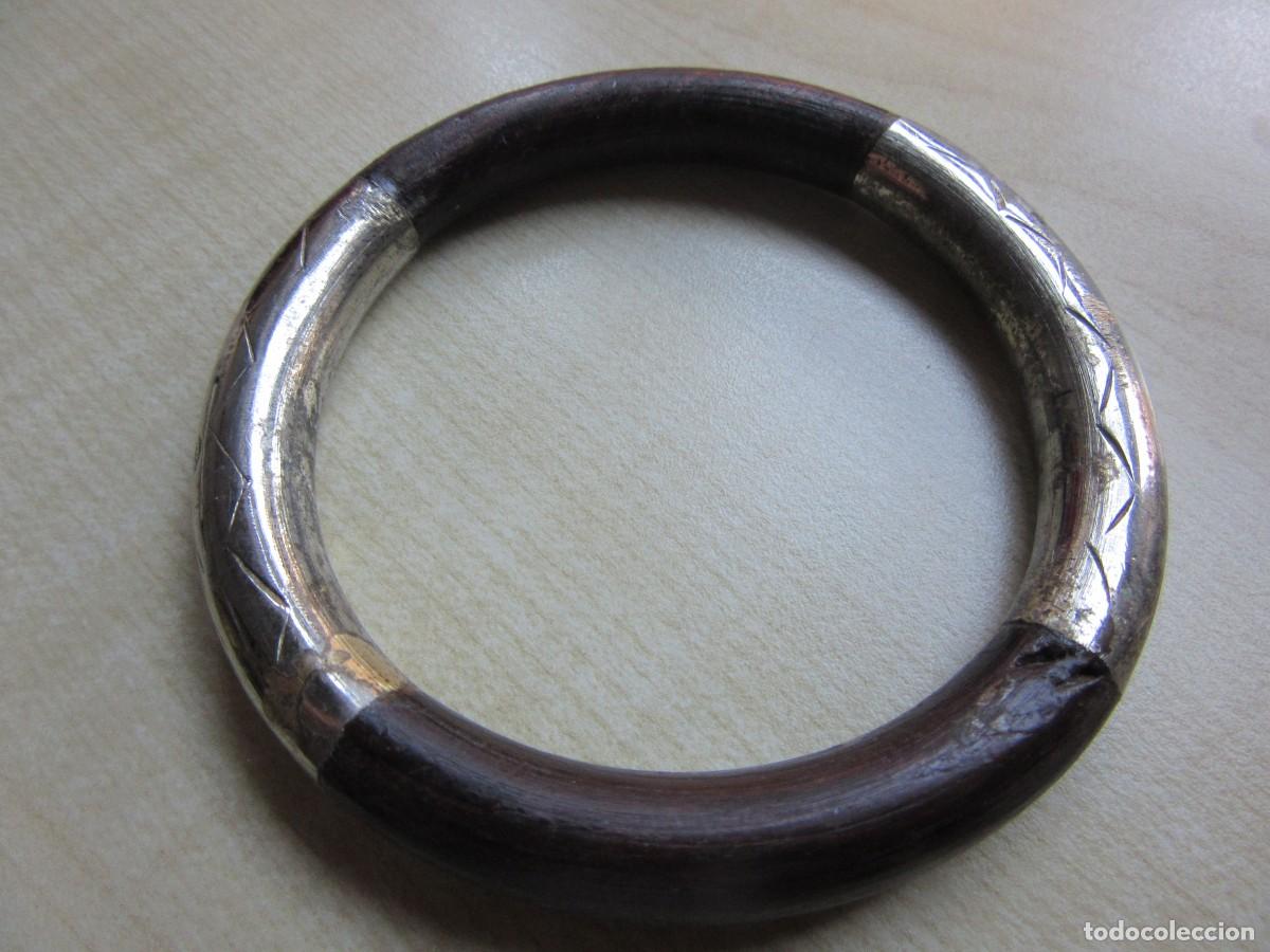 Joyeria: Pulsera de metal y madera A&ntilde;os 70-80 Ancho 1 cm Di&aacute;metro interior 6,2 cm