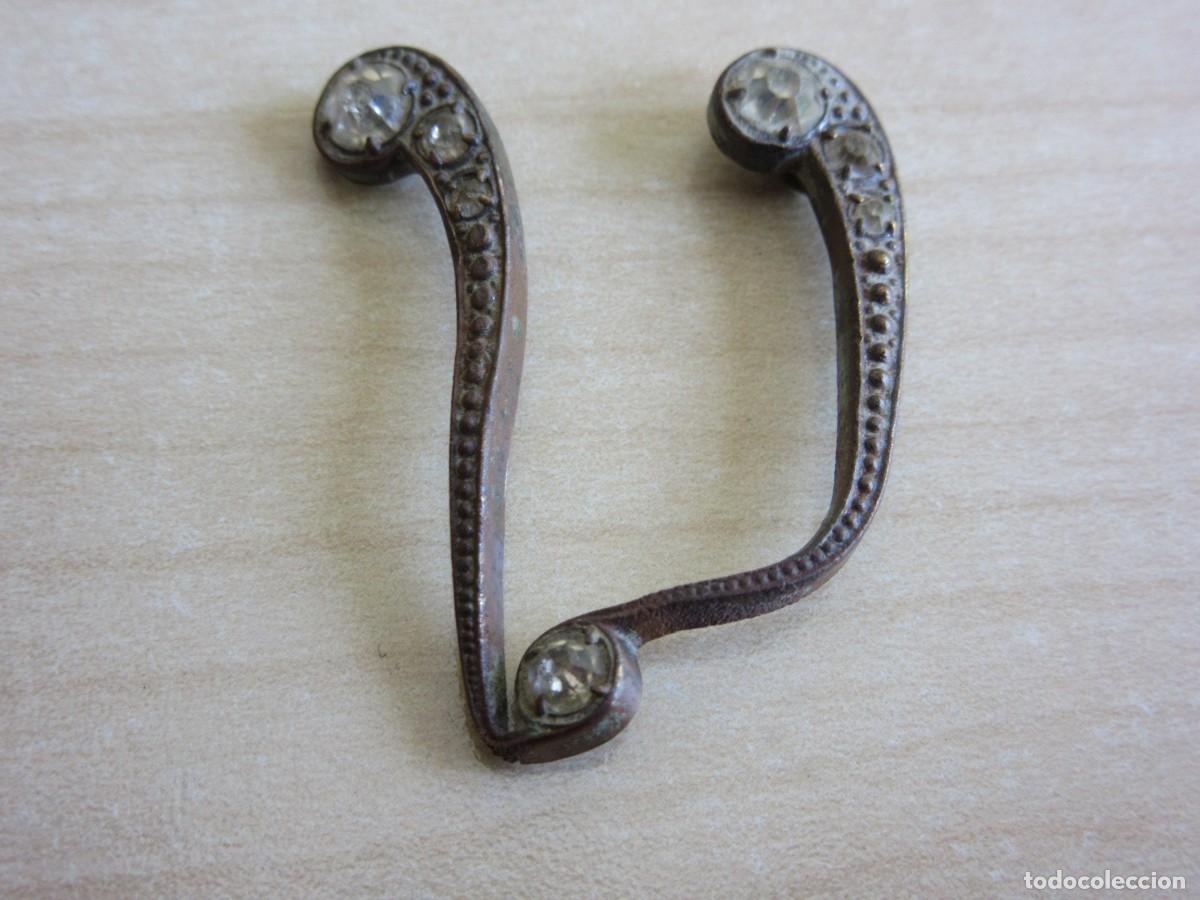 Jewelry: Broche de bronce y pedrer&iacute;a (7 piezas originales)Posible S XIX Medidas3 x 3,7 cm