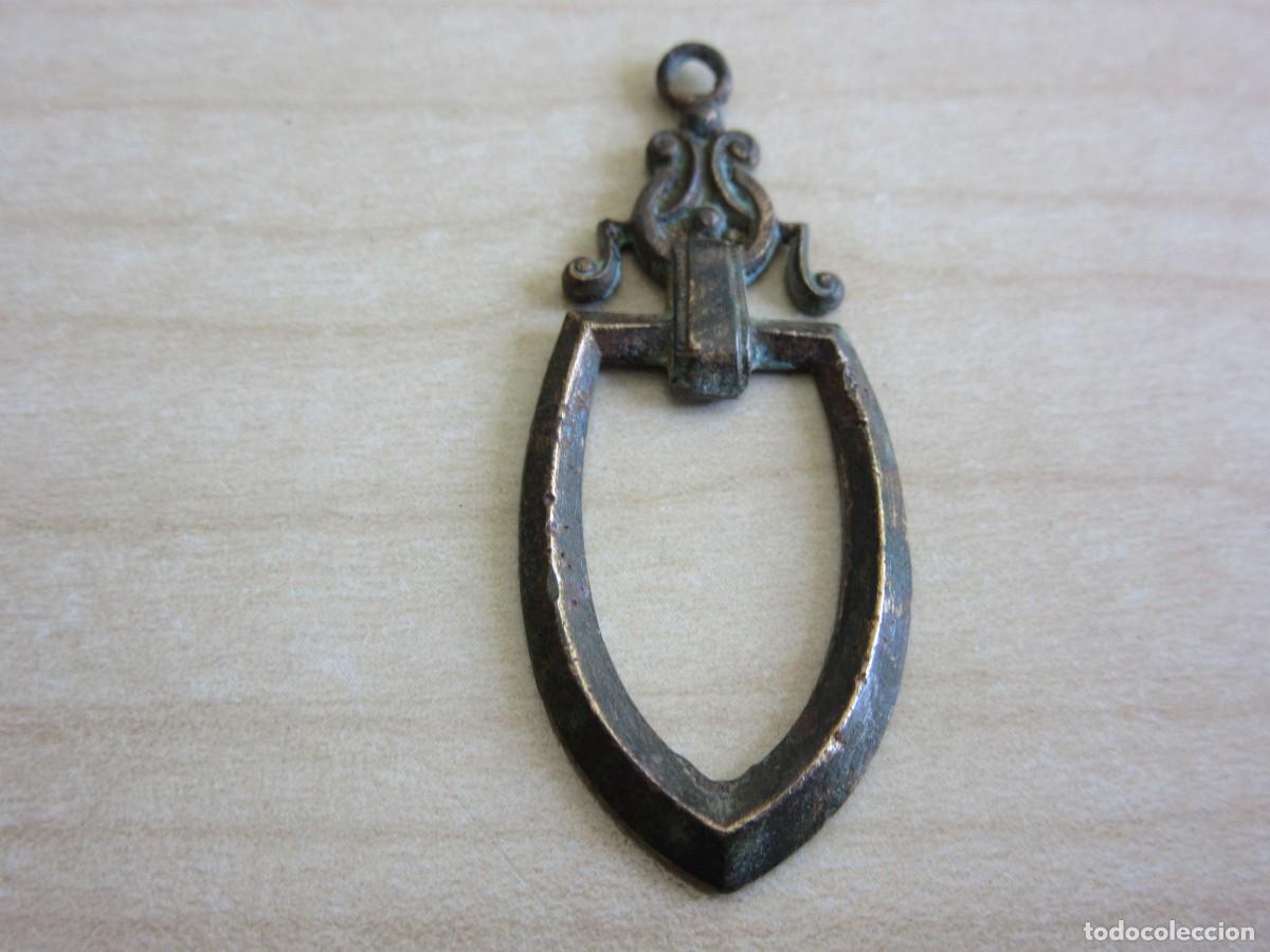 Joalharia: Colgante de bronce Posible S XIX Medidas 4 x 1,7 cm