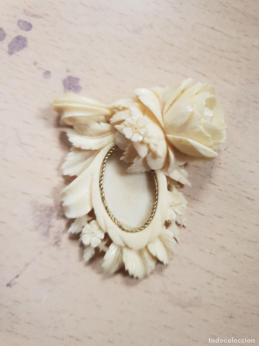 Joyeria: Colgante victoriano portafotos en marfil talla flor rosa