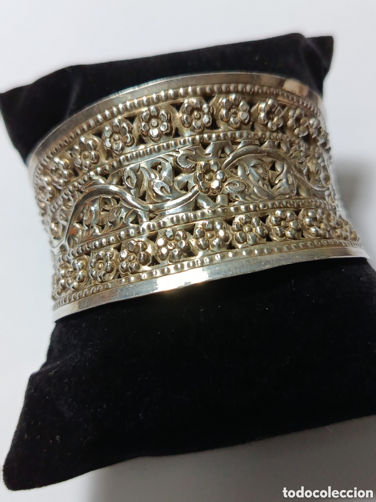 Joyeria: Espectacular brazalete de plata labrado.