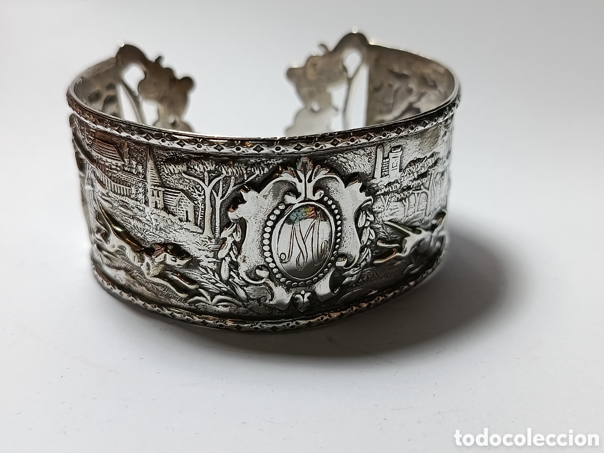 Joyeria: Original brazalete de plata grabado con motivos de caza