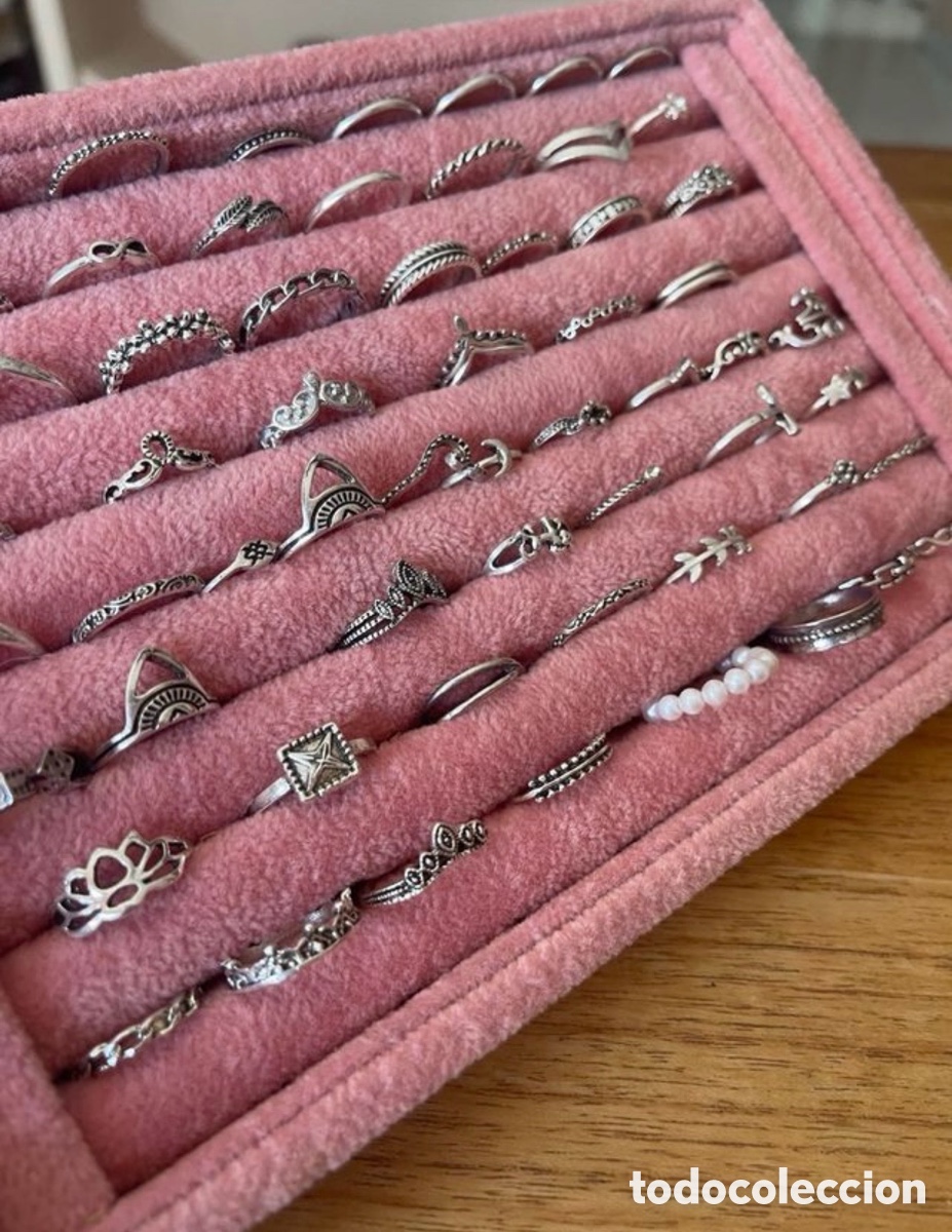 Joyeria: Grand&iacute;simo lote de 62 anillos de mujer en expositor