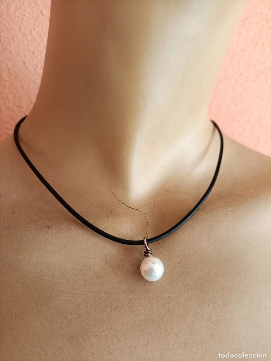 Joyeria: Collar gargantilla de caucho, plata y perla. Sellado