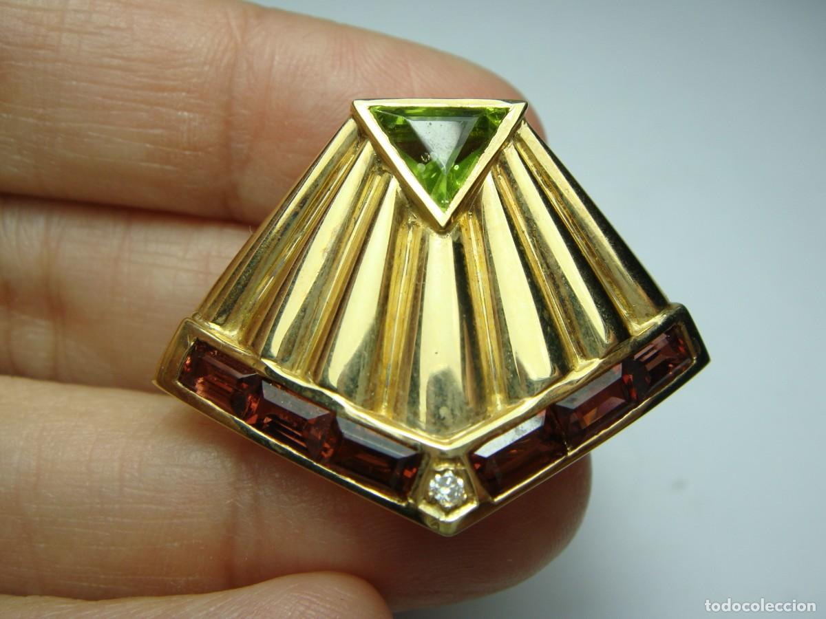 Jewelry: Colgante&ndash;broche en oro de 18 quilates con peridoto y granates &middot; ca. 1960&ndash;198