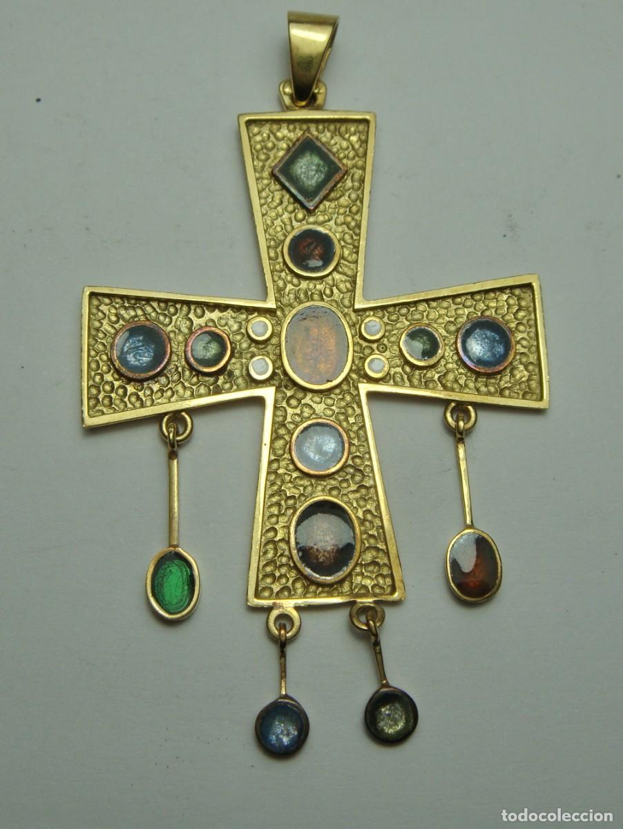 Joalharia: Cruz colgante modernista en oro de 18 quilates con esmaltes y cabujones v&iacute;treos &middot; ca. 1965&ndash;1980