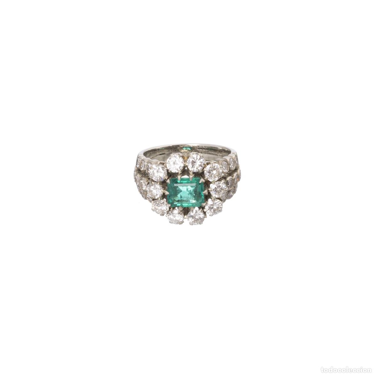 Joyeria: ANILLO DE ORO CON DIAMANTES Y ESMERALDAS