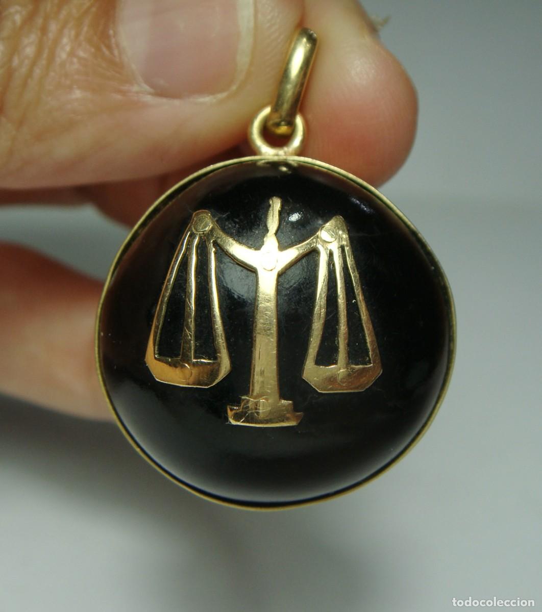 Joaillerie: Colgante zodiacal reversible Libra en oro de 18 quilates y &aacute;gata marr&oacute;n &middot; ca. 1960&ndash;1980