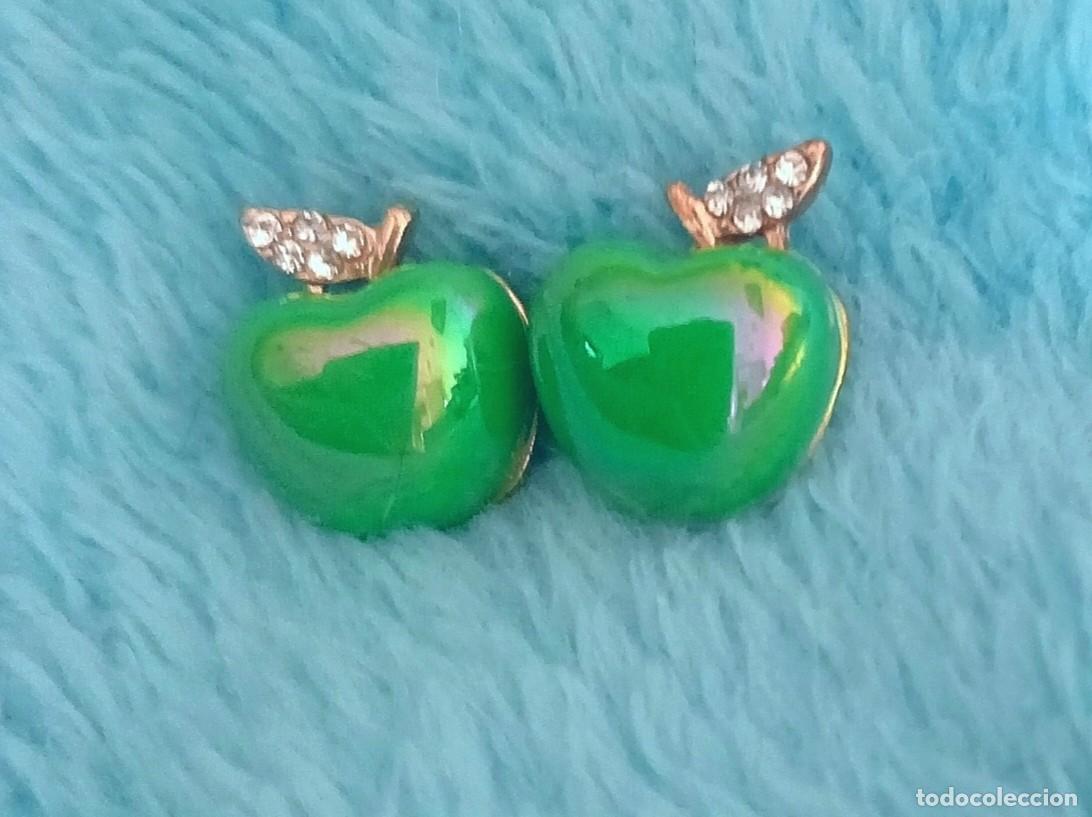 Joyeria: Originales pendientes de bot&oacute;n manzana (simil perla verde sint&eacute;tica esmaltada con incrustaciones...