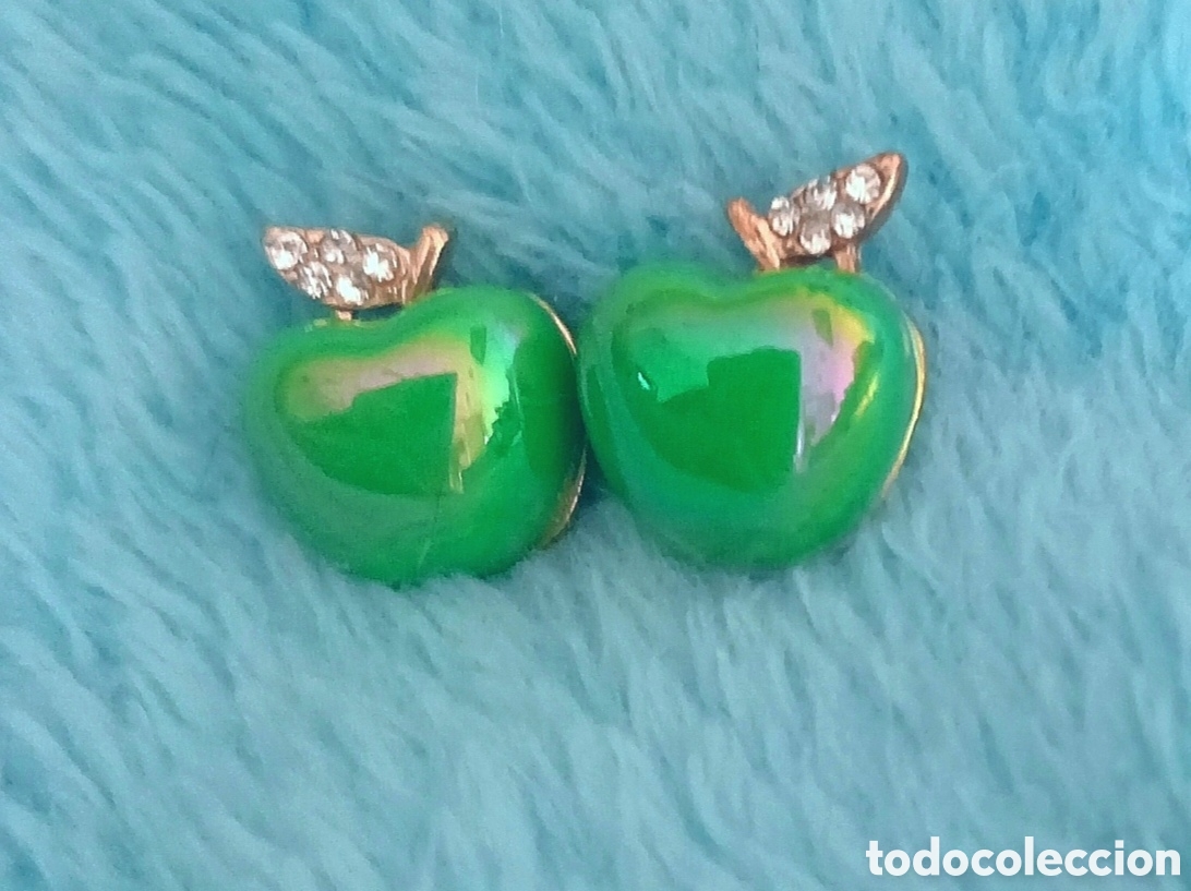 Gioielleria: Originales pendientes de bot&oacute;n manzana (frutas) simil perla verde sint&eacute;tica esmaltada con incrustaci